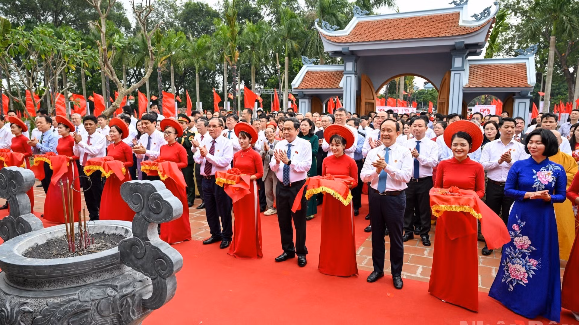 国会主席陈青敏出席越南国会常委会主席裴鹏抟纪念堂揭牌仪式【组图】
