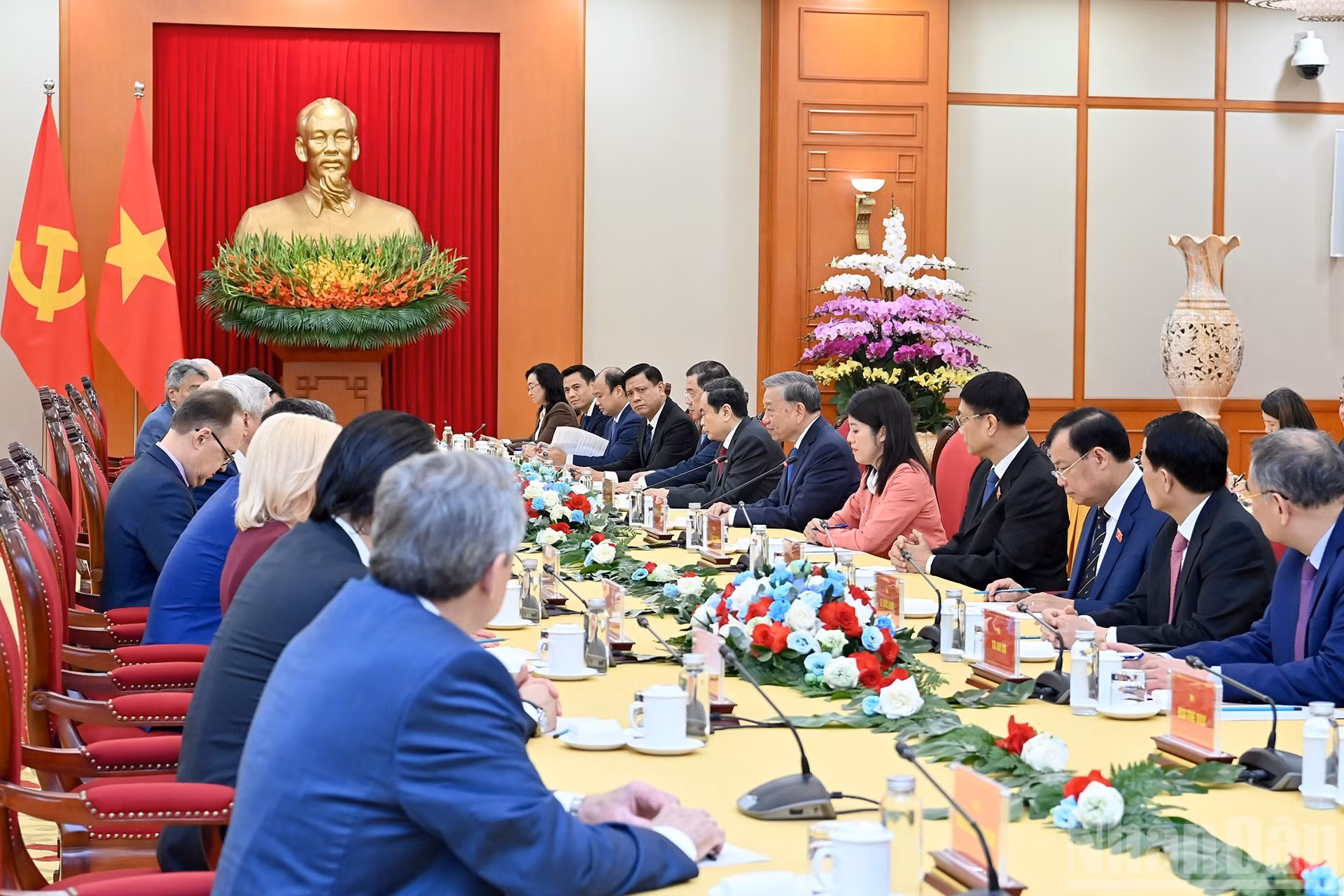 苏林总书记以及各位代表出席会见。