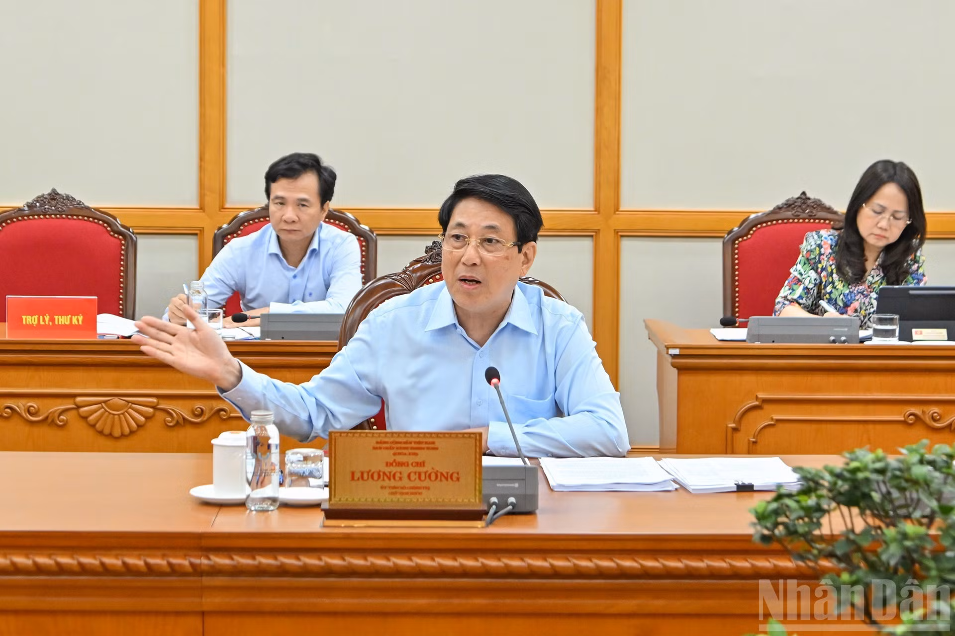 国家主席梁强在会上发表讲话。