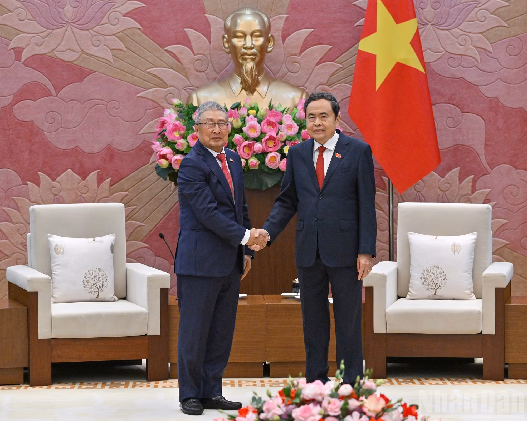 越南国会主席陈青敏与韩越友好协会主席李辛贾。