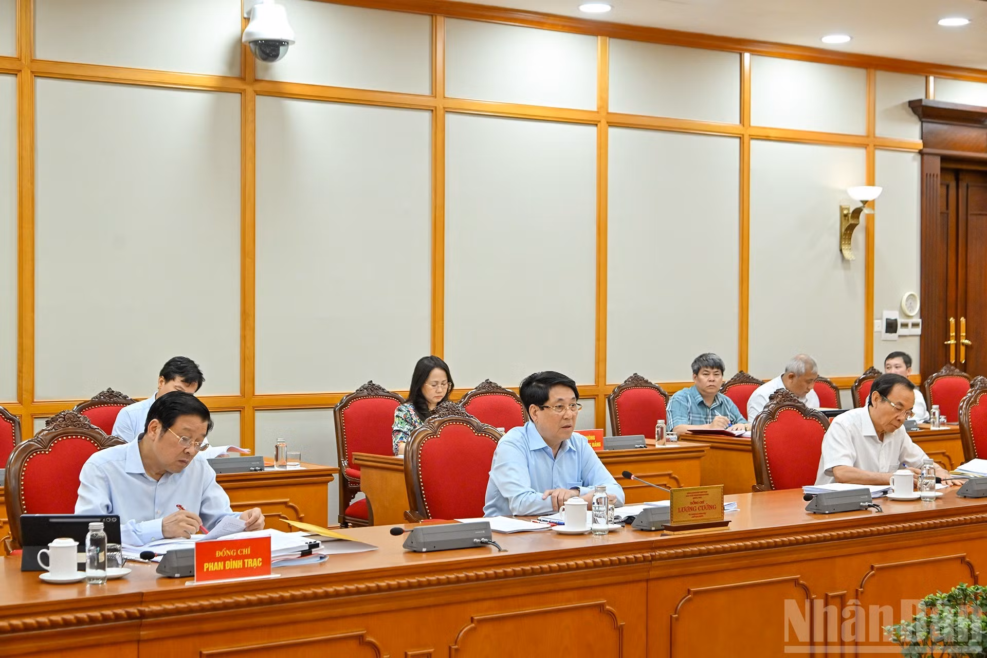 其后，梁强主席主持与同奈省省委常委会的工作会议。