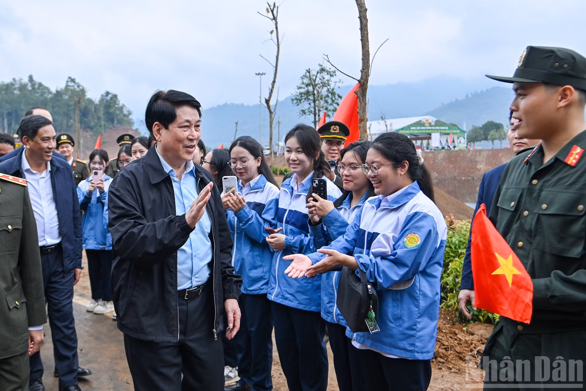 梁强主席与当地人民合影留念。
