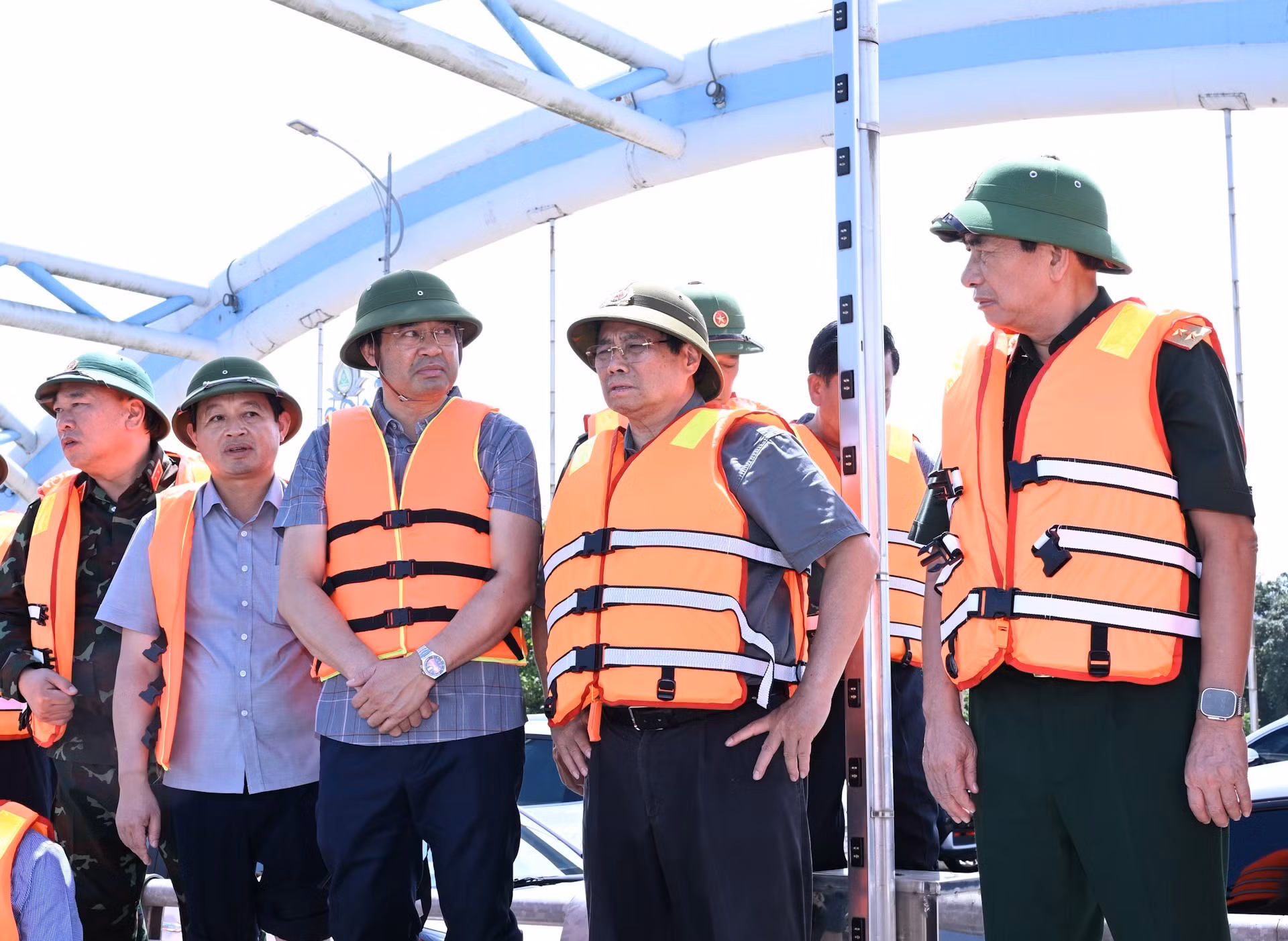 范明正总理视察太原省潘廷逢坊球江𣷷像桥地区的抗洪抢险工作。