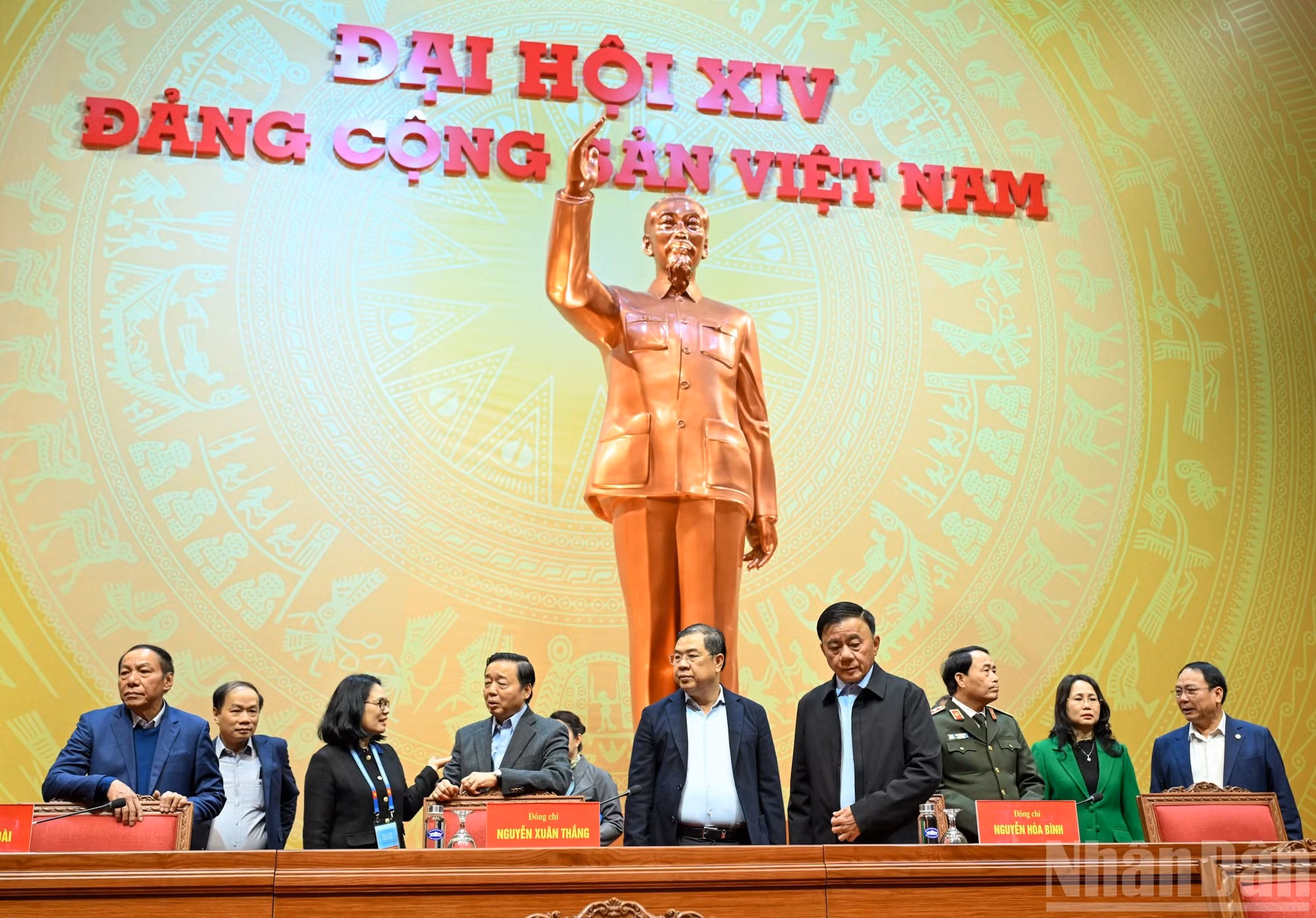 越共中央书记处常务书记陈锦秀和各位代表检查大会会场区域。