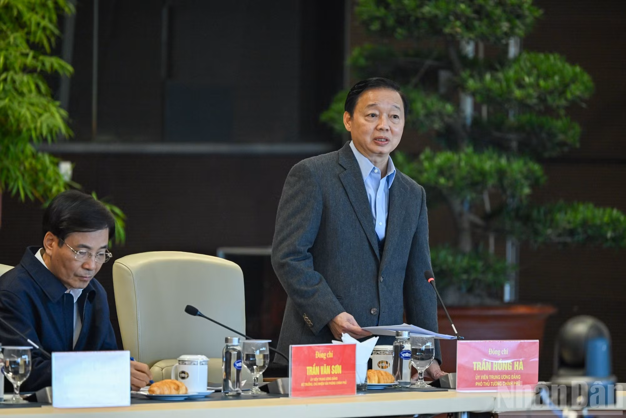 陈红河副总理在会上发表讲话。