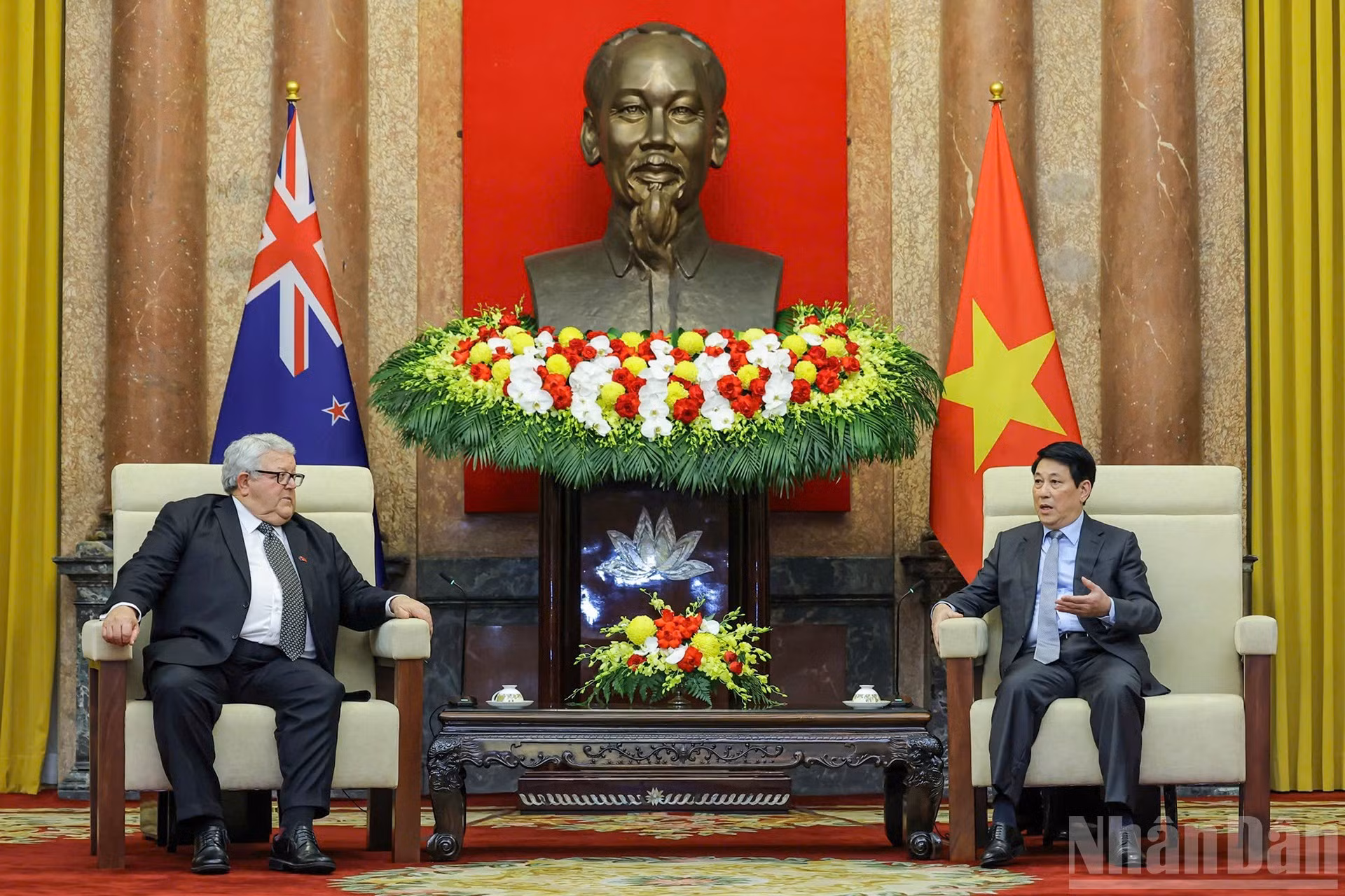 越南国家主席梁强会见新西兰议会议长格里·布朗利。
