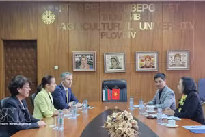 在普罗夫迪夫农业大学，阮氏明月大使与校长博丽安娜·伊万诺娃教授就深化教育培训和科研交流交换意见。（图片来源：越通社）