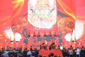 在“每位公民至少锻炼一项体育运动”运动启动仪式上表演的开场鼓阵。（图片来源：越通社）