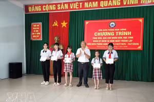 咸龙边防哨所向贫困学生颁发助学金。（图片来源：越通社）