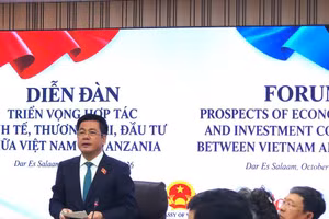 越南国会副主席阮鸿延在论坛上发表讲话。（越南工贸部贸易促进局供图）