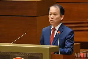 司法部长黄青松在会上发表讲话。