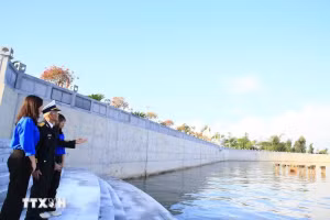 海上胡志明小道传统协会的老战士们向海防市涂山坊的青年团员讲述海上胡志明小道的传奇故事。