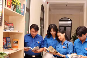 胡志明市青年参观“胡志明市文化空间”。（图片来源：越通社）