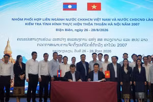 越老两国跨部门协调组代表签署工作会议纪要。（图片来源：工商部）