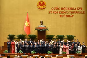 国会主席陈青敏同与会代表。