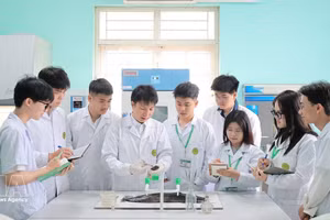 越南农业学院水产系教师指导学生观察水生动物的临床情况和诊断疾病。（图片来源：越通社）