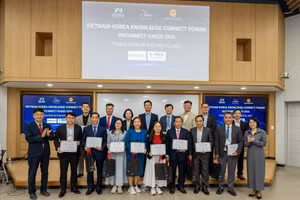 段芳兰总领事与岭南大学副校长李春英及各位专家向8个主题的优秀作者颁奖。