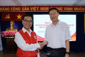 胡志明市红十字会主席阮明日与中共中央社会工作部副部长赵世堂。（图片来源：越通社）