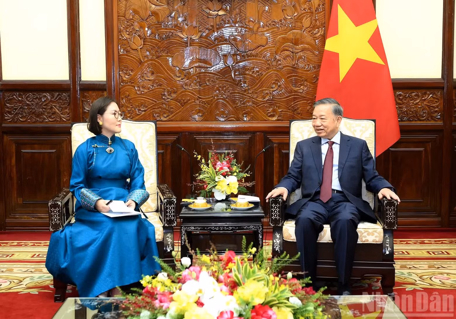 越共中央总书记、国家主席苏林与蒙古国驻越南大使呼兰·甘巴特尔。