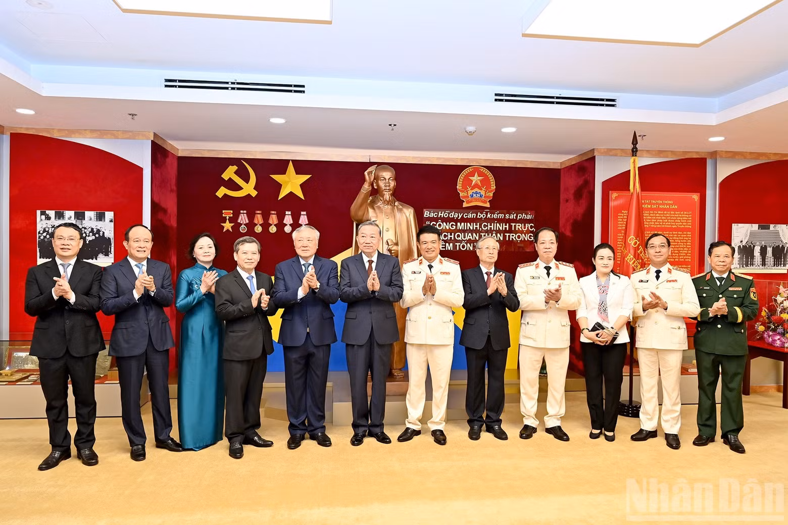 苏林总书记与各位代表合影。
