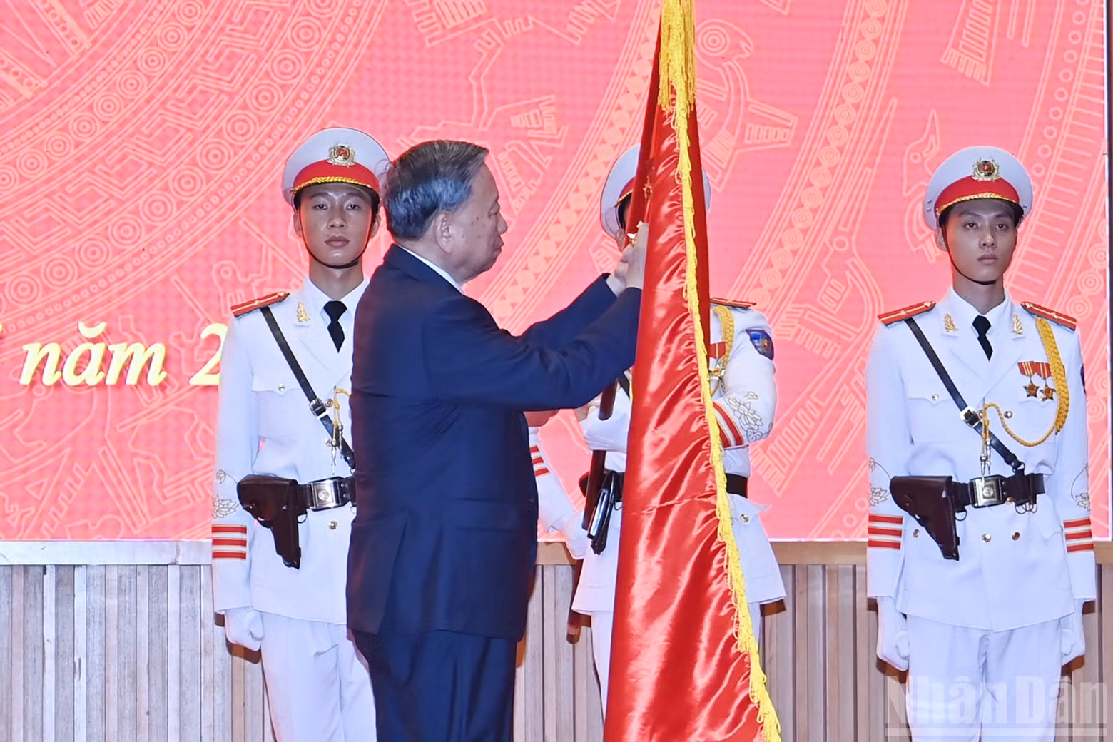 苏林总书记向人民检察院授予“劳动英雄”称号。