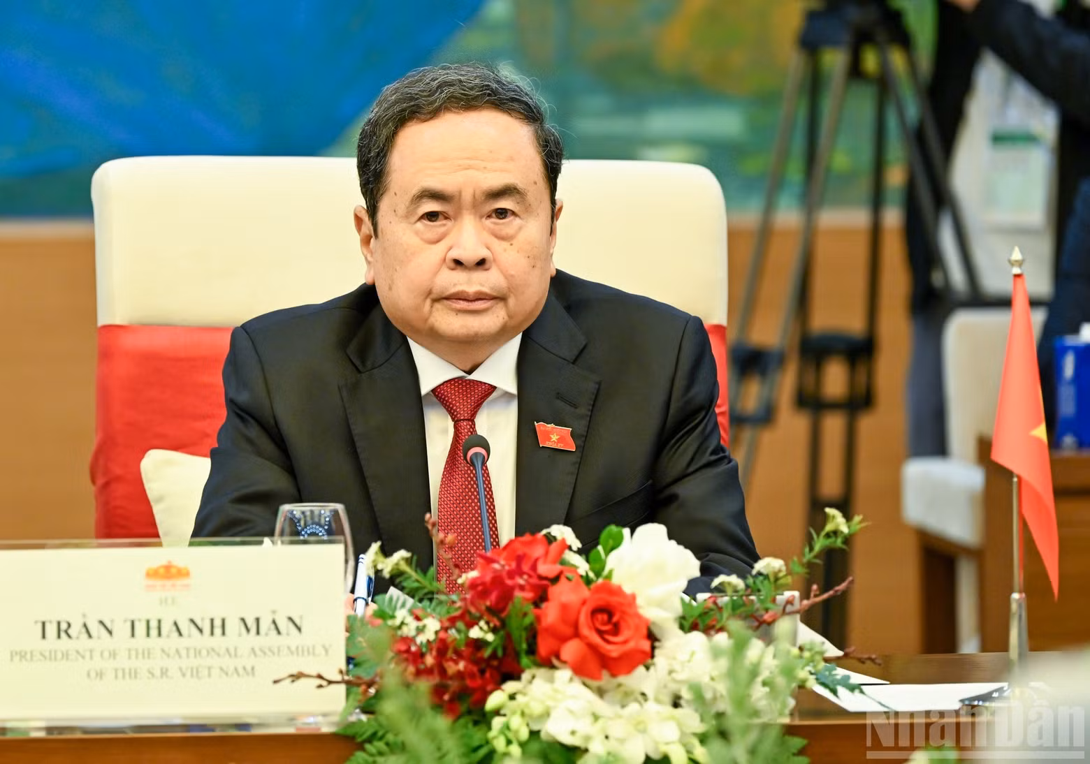 国会主席陈青敏在会谈上发表讲话。