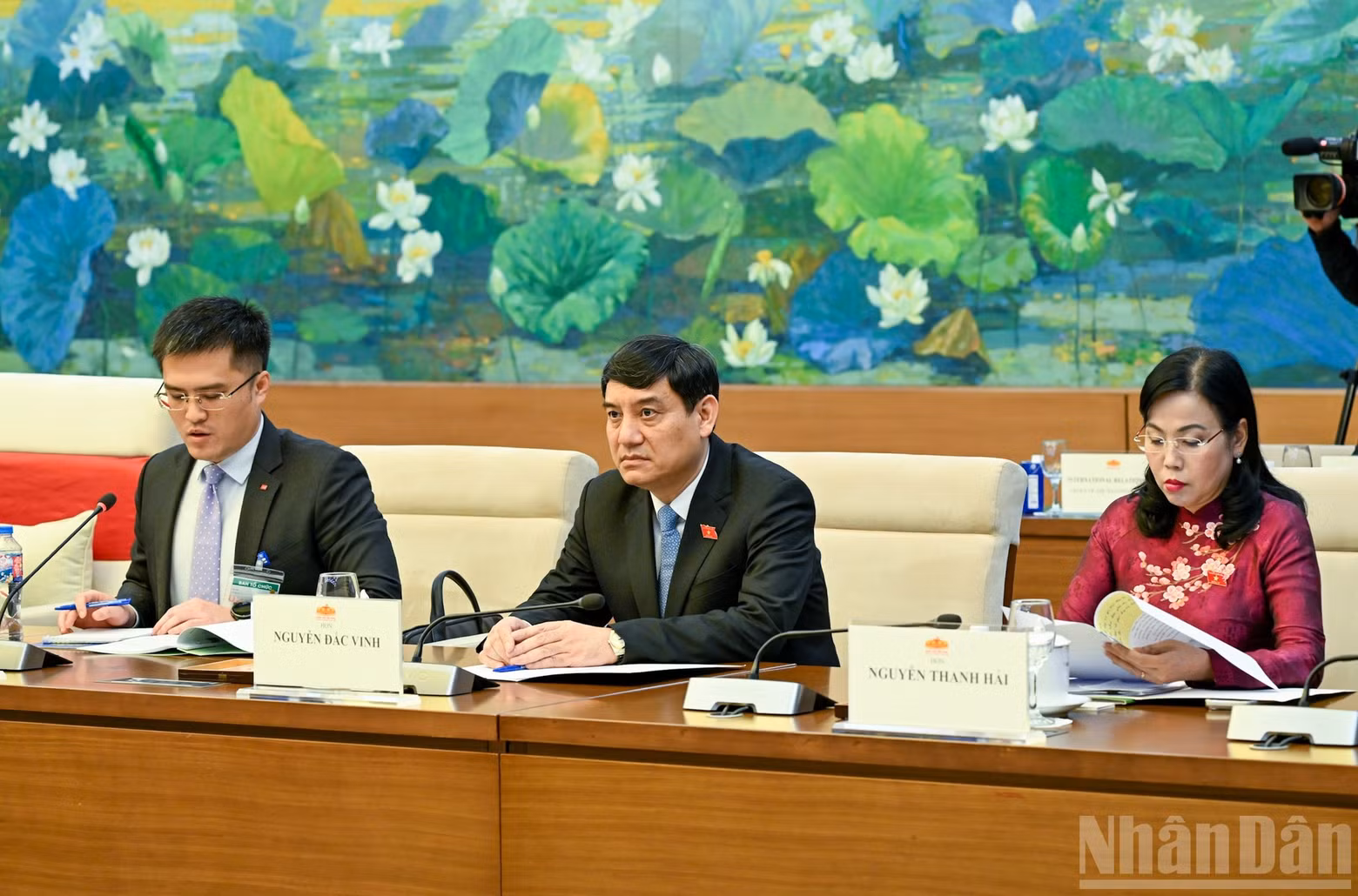 越南国会代表出席会谈。