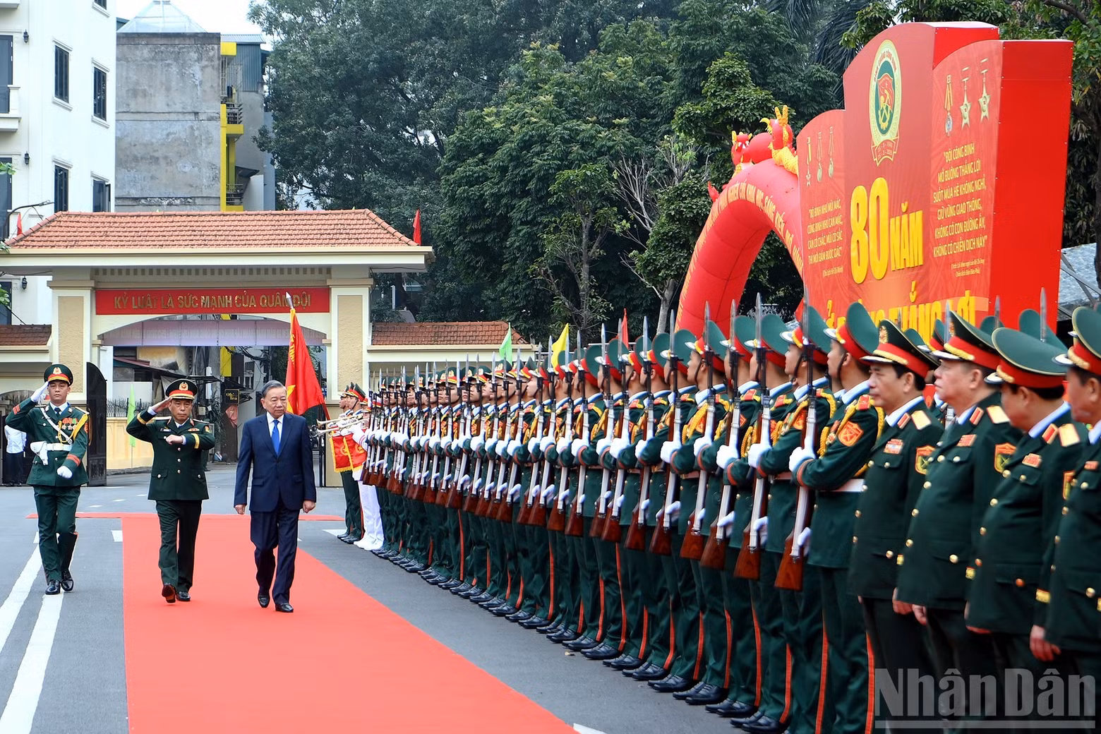 苏林总书记出席越南工兵兵种成立80周年纪念典礼暨胡志明勋章授勋仪式。