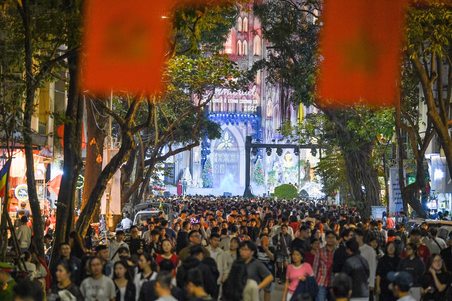 夜越深，涌向河内大教堂周边地区的人群越发拥挤。