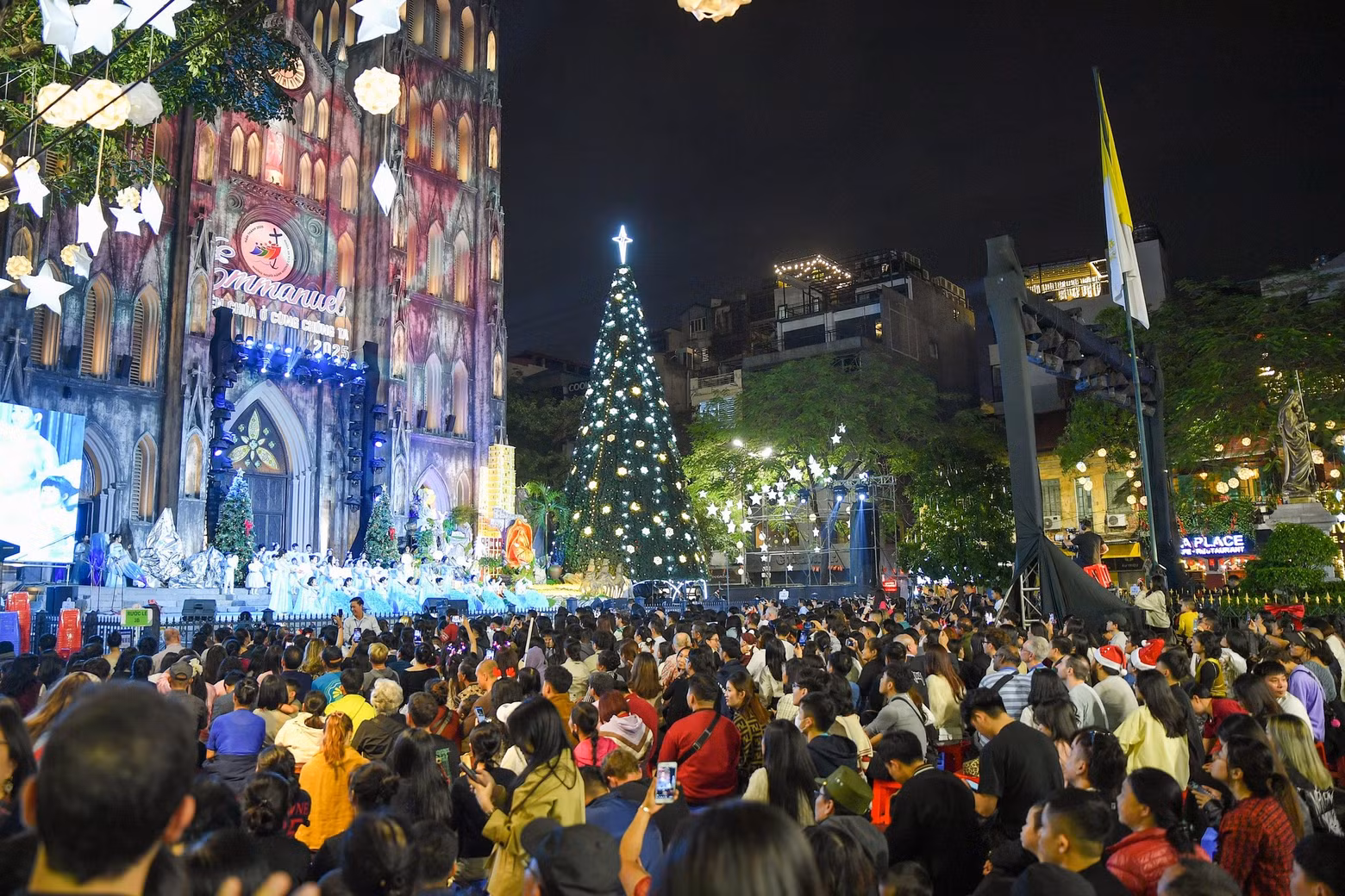 成千上万人集中在河内大教堂喜迎平安夜。