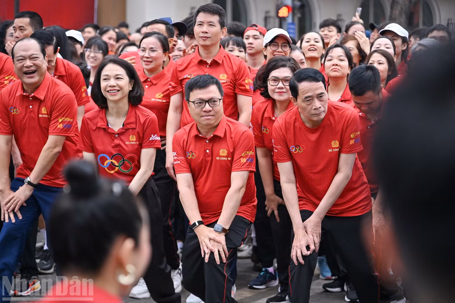 代表们在跑步道前进行了热身运动。