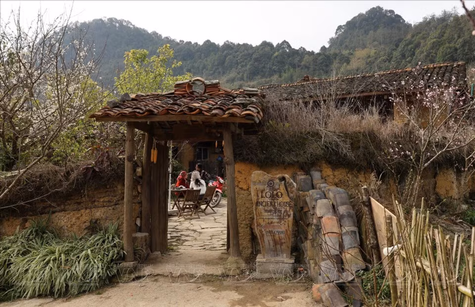 夯土房屋改造的民宿，为游客体验倮倮族生活提供了独特的建筑与文化空间。