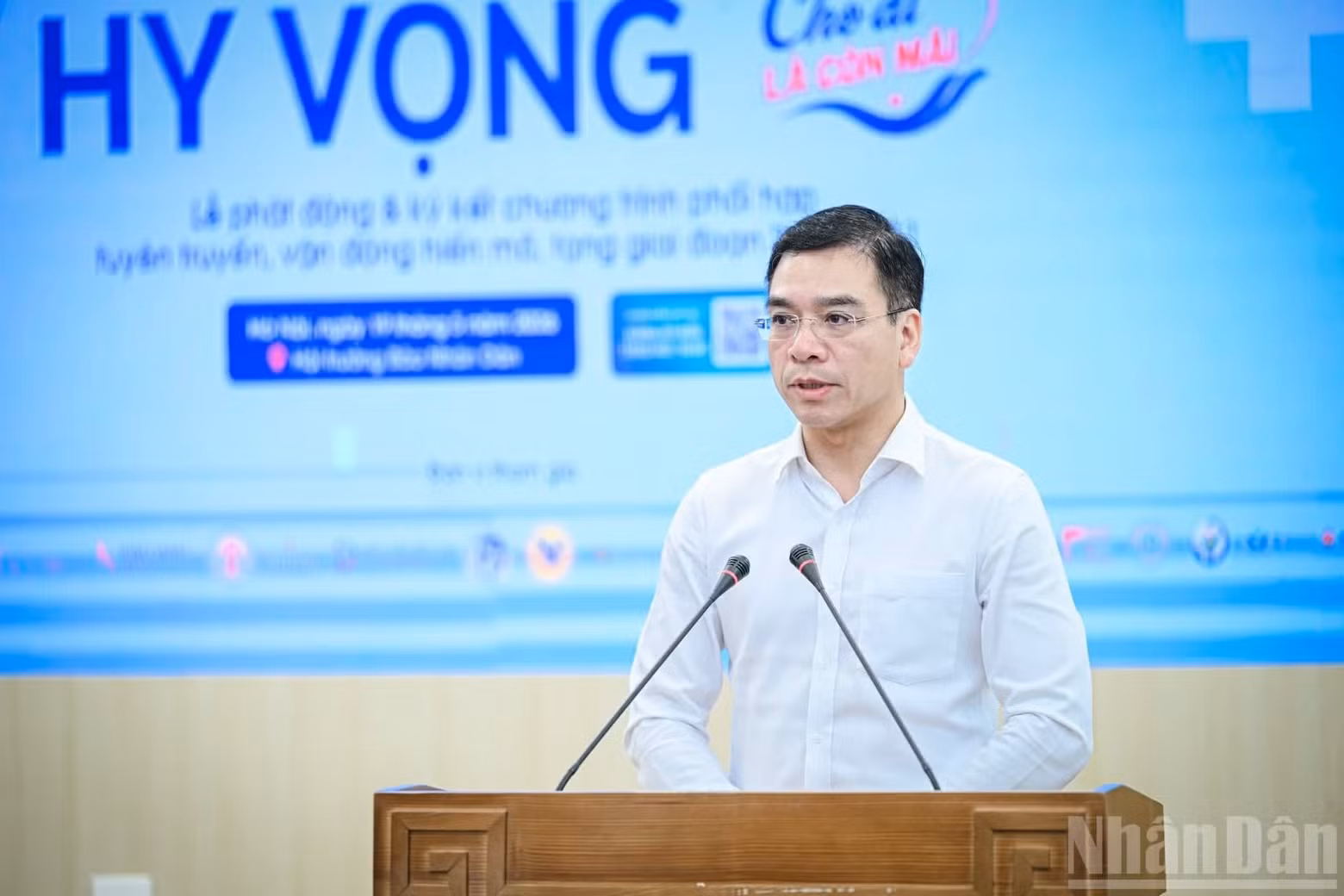 卫生部医疗检查和治疗管理司司长何英德博士在会上发表讲话。