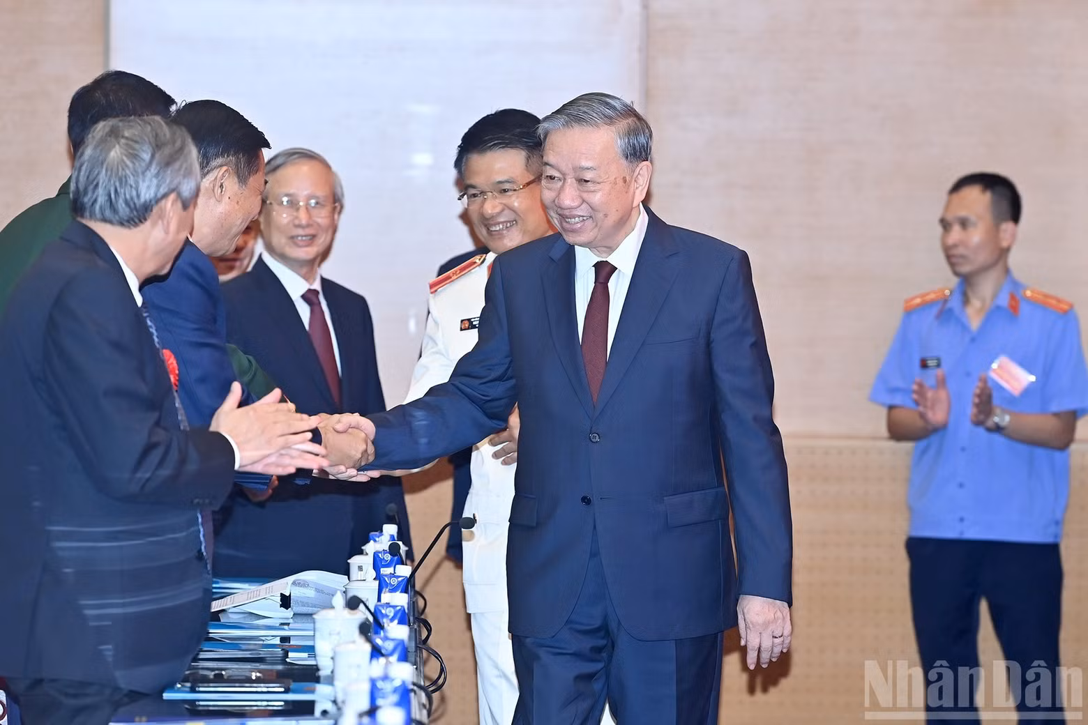 苏林总书记与出席会议代表。