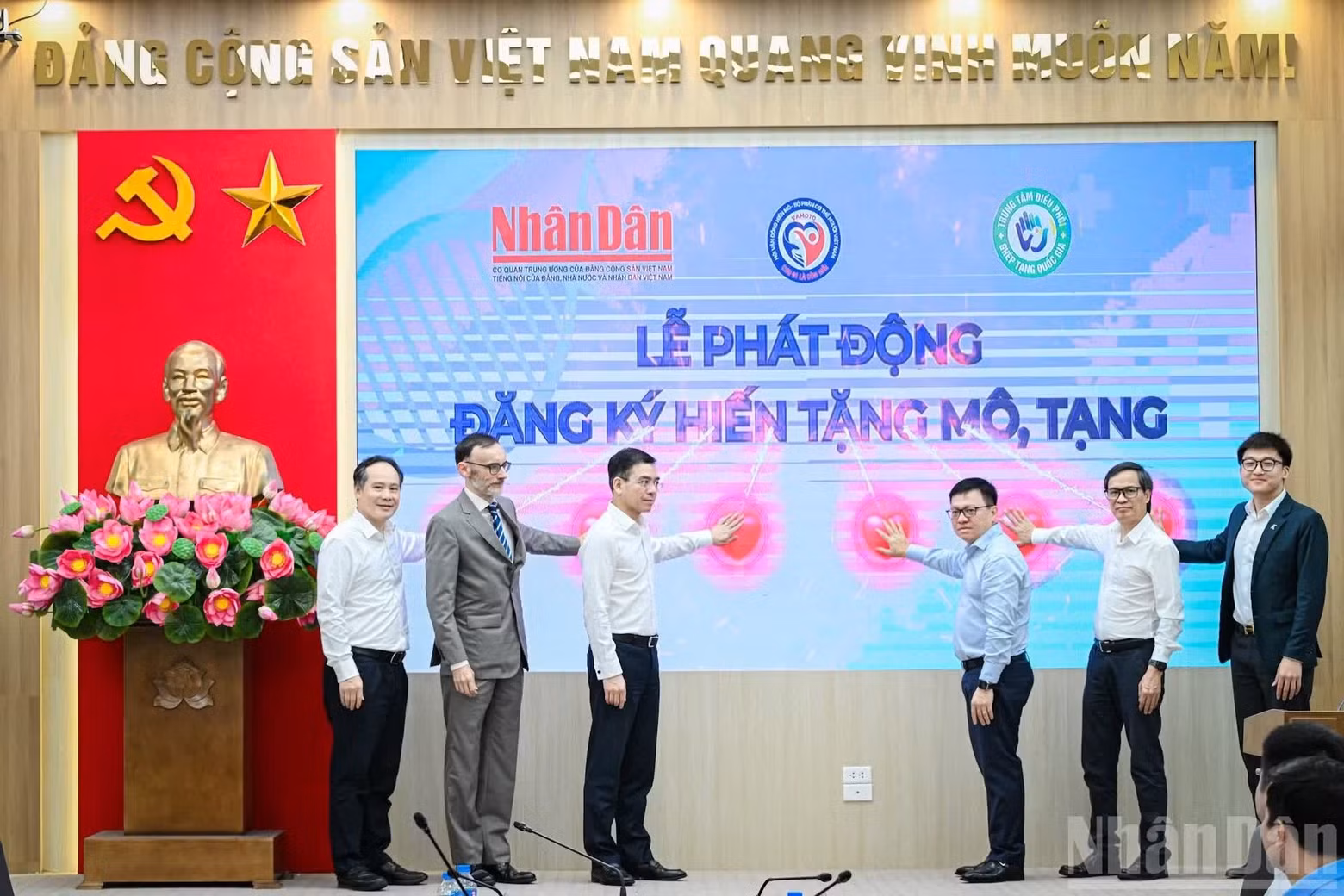各位代表实现器官和组织捐献登记启动仪式。