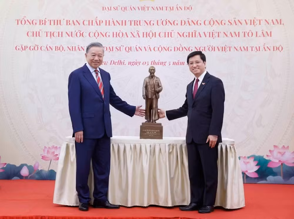 苏林总书记、国家主席向越南驻印度大使馆赠送胡志明主席塑像。