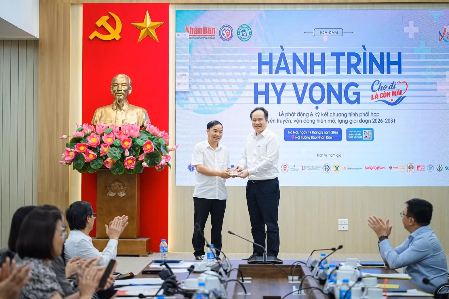 在活动期间，许多人登记参加器官和组织捐献。