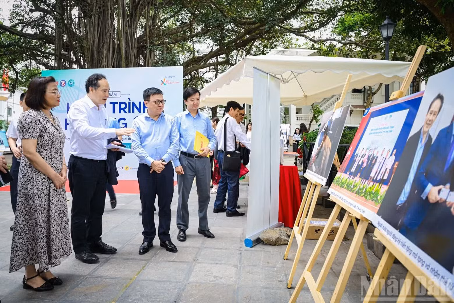 代表们在会议期间参观展览。