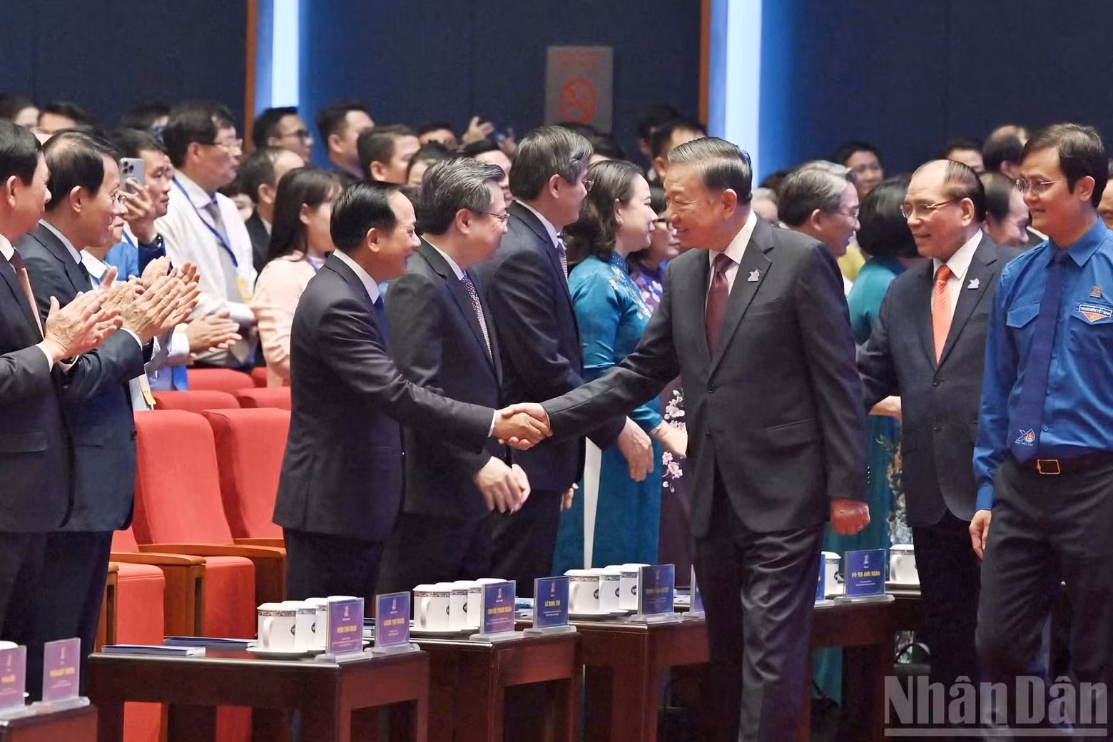 苏林总书记、国家主席与出席大会代表。