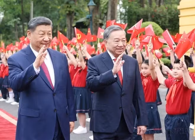 2025年4月14日，越共中央总书记苏林主持仪式，欢迎中共中央总书记、中华人民共和国主席习近平对越南进行国事访问。（图片来源：越通社）