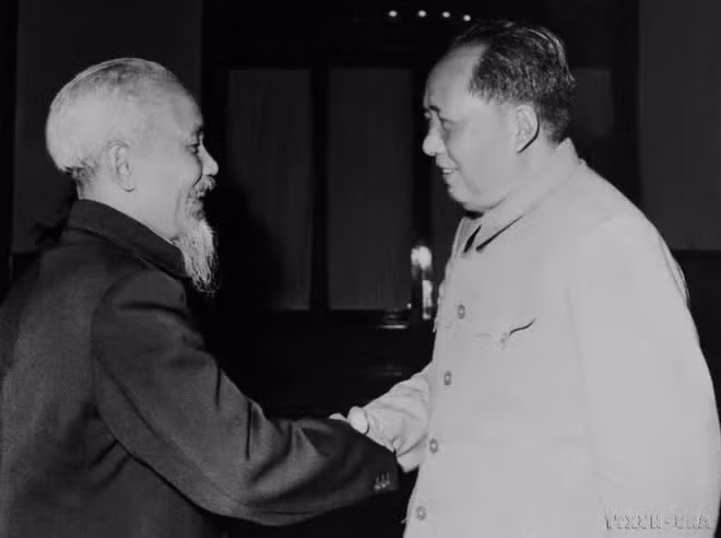 1960年，胡志明主席在北京会见毛泽东主席。（图片来源：越通社）