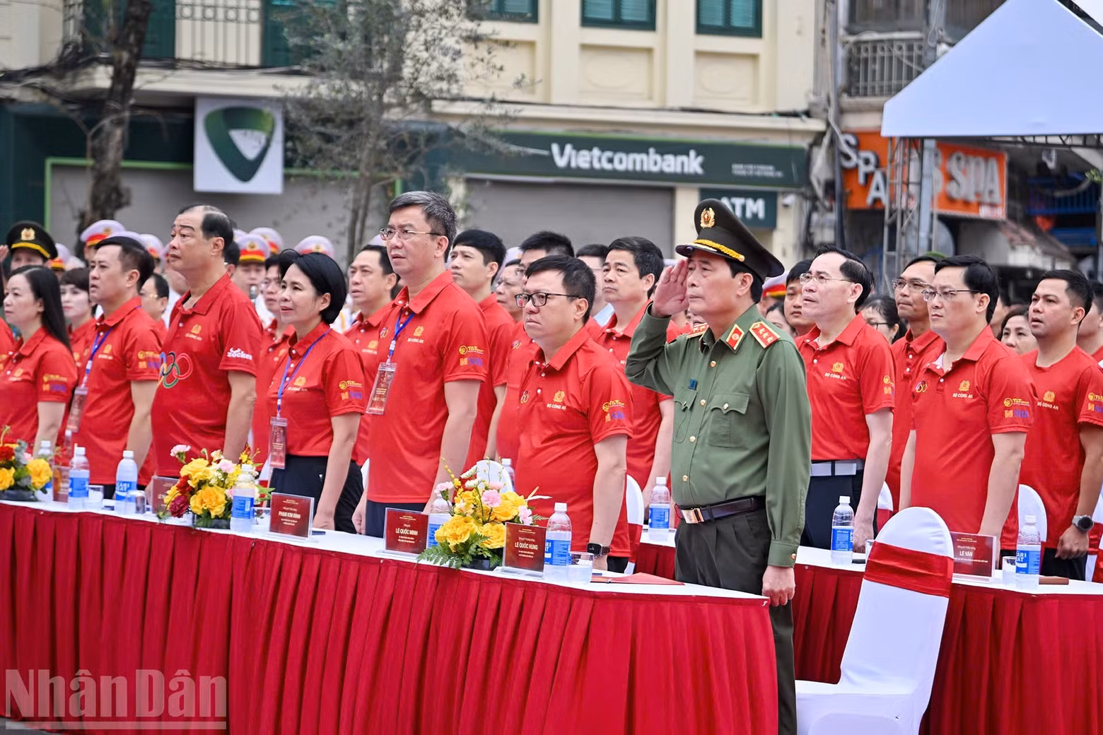 各位代表和人民在2026年欧林匹克跑步日活动上实现向国旗敬礼仪式。