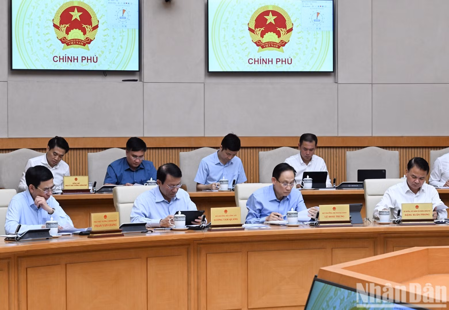 政府成员出席在2026年8月政府例行会议。
