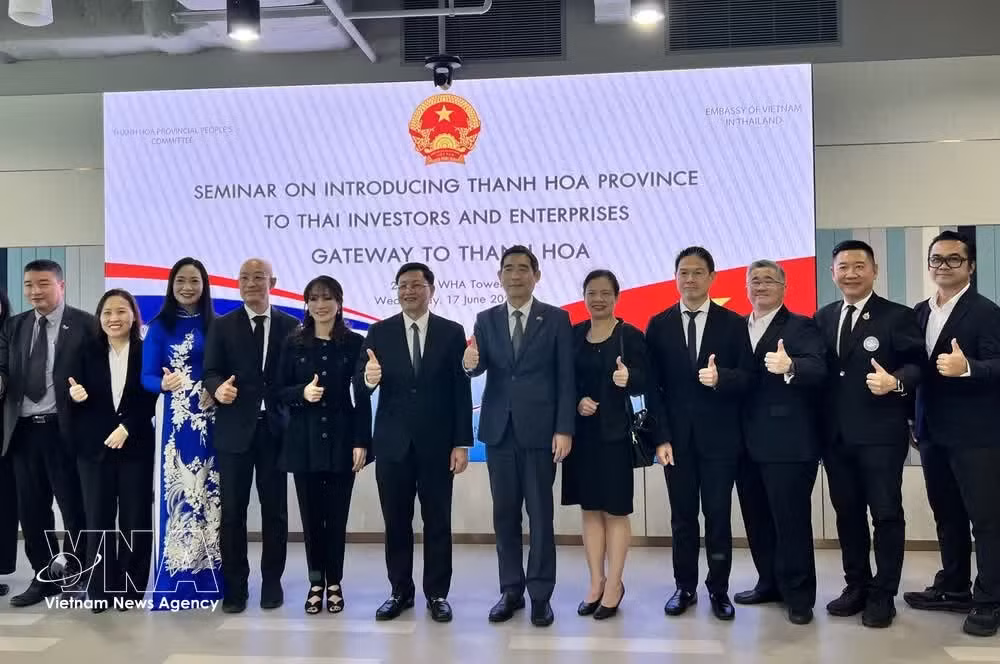 与会代表合影。（图片来源：越通社）