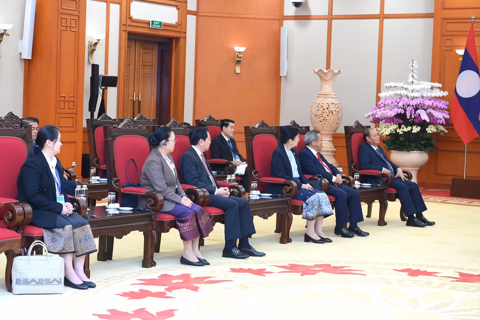 老挝代表出席会见。