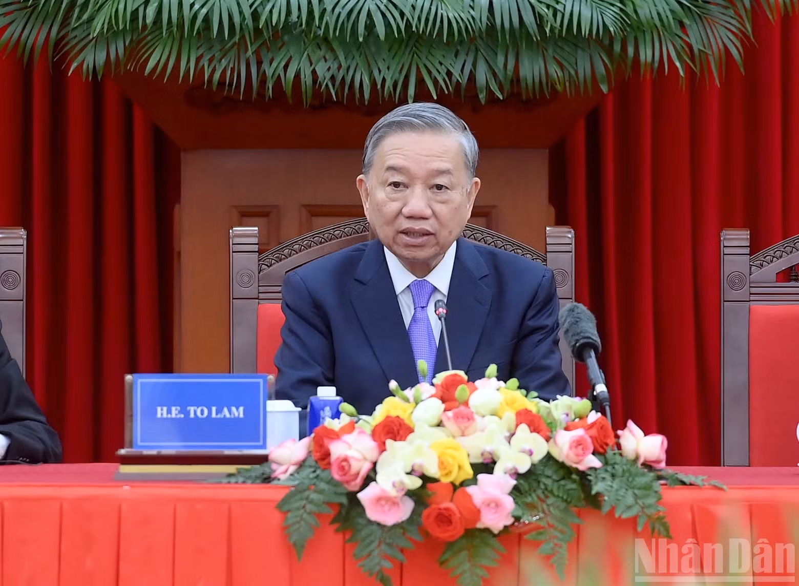苏林总书记在会上发表讲话。
