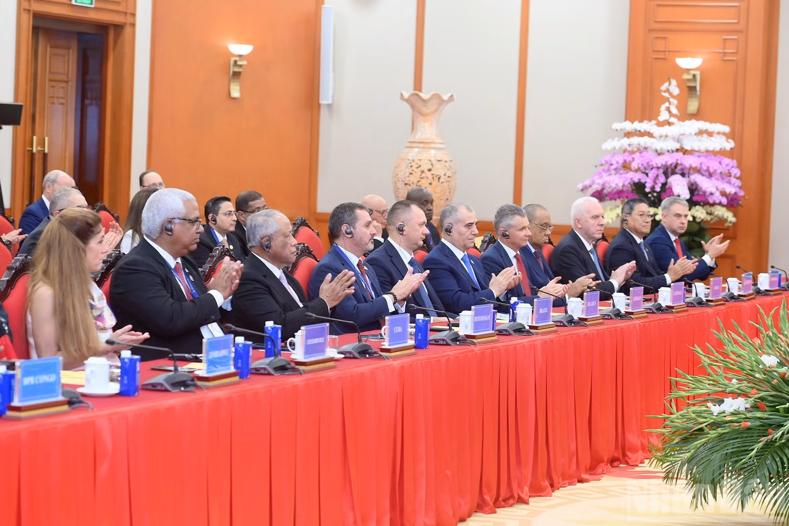 各位代表出席会见。
