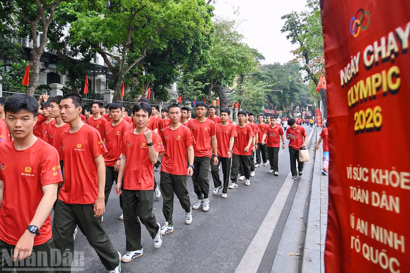 众多干部、士兵和市民参与了这场充满活力的跑步活动，传递积极健康的生活理念。