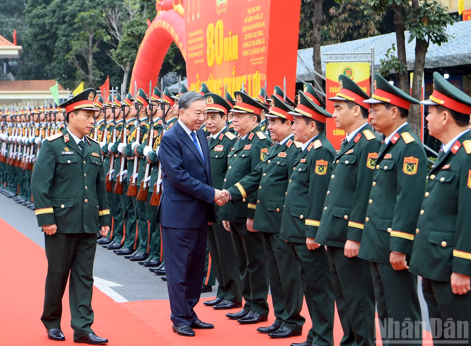 苏林总书记与国防部和工兵兵种领导人。