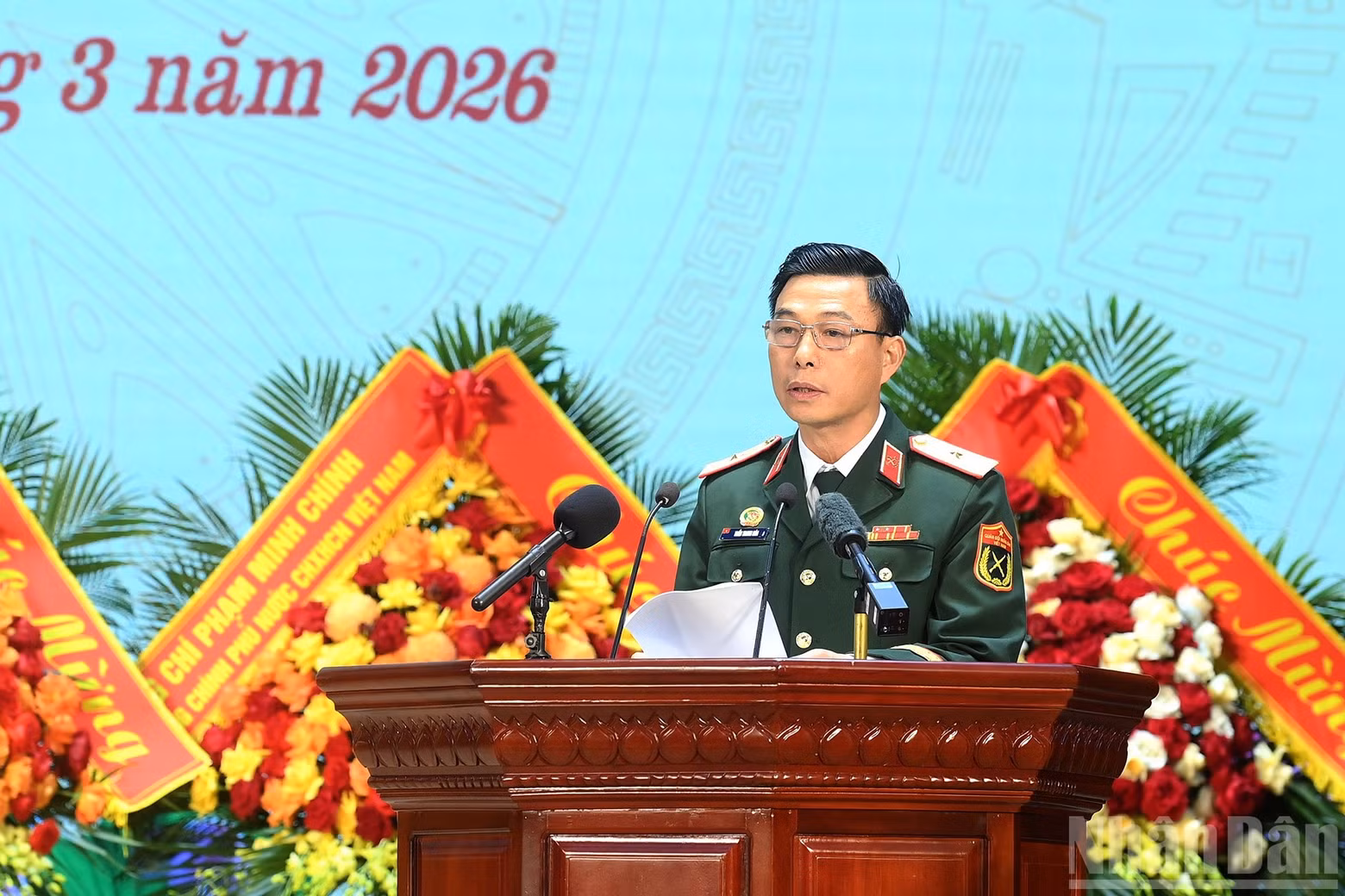 工兵兵种司令陈忠和少将在典礼上发表讲话。